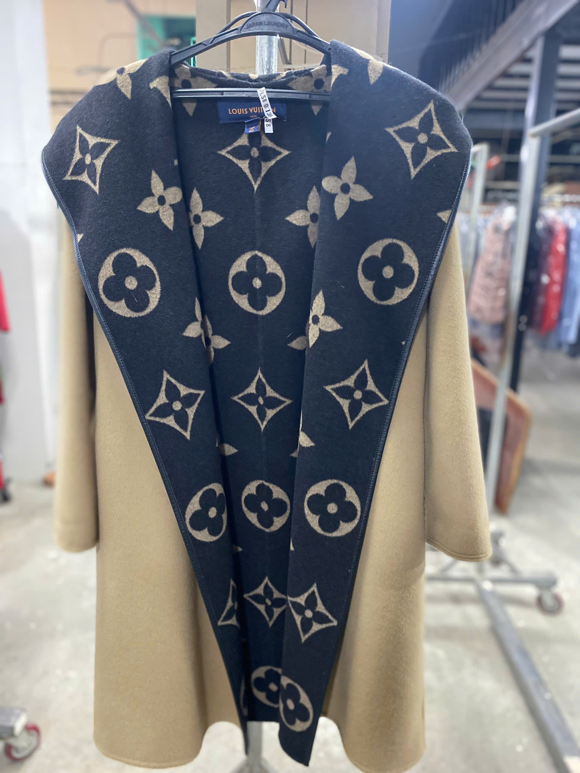 Để giặt áo dạ đúng cách và giữ được độ bền đẹp, bạn cần lưu ý đến chất liệu vải và ưu tiên các phương pháp giặt khô hoặc giặt tay nhẹ nhàng với nước lạnh.